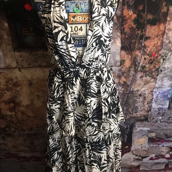 Seaside Resort Halter Maxi Dress - Picture 10 of 16